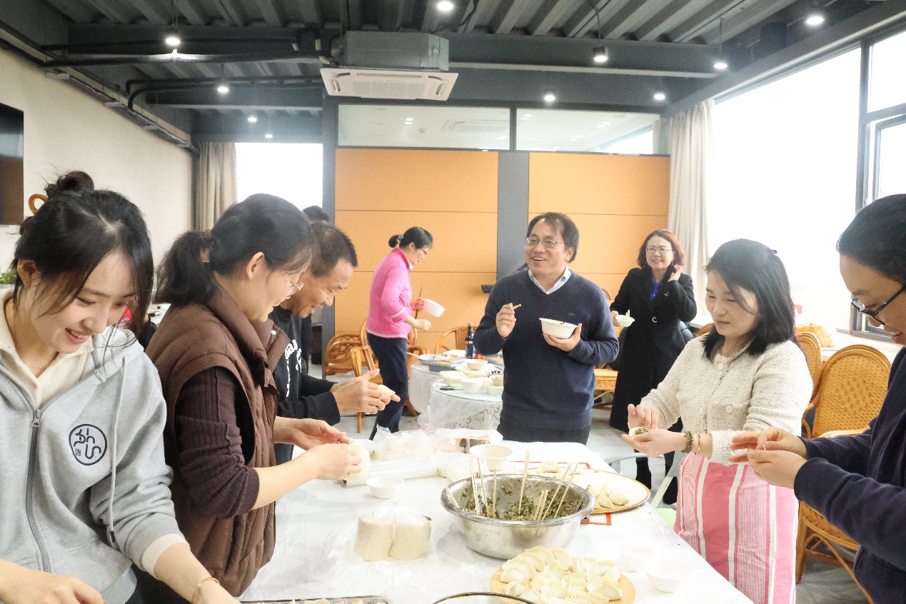 饺香暖寒冬 同心聚温情——Beat365中文官方网站工会举办冬至包饺子活动