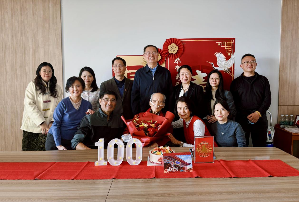 情暖桑榆 共贺百龄 | Beat365中文官方网站为百岁离休干部林胜兴教授祝寿